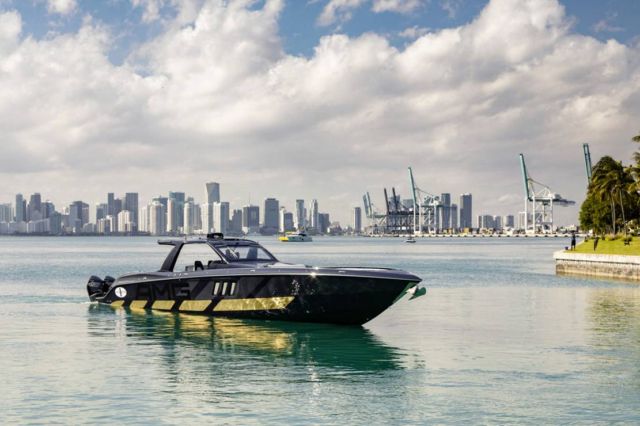 Mercedes-AMG G63 and Cigarette Racing 59' speedboat (8)