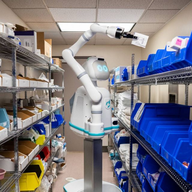 Moxi robot nurse (3)