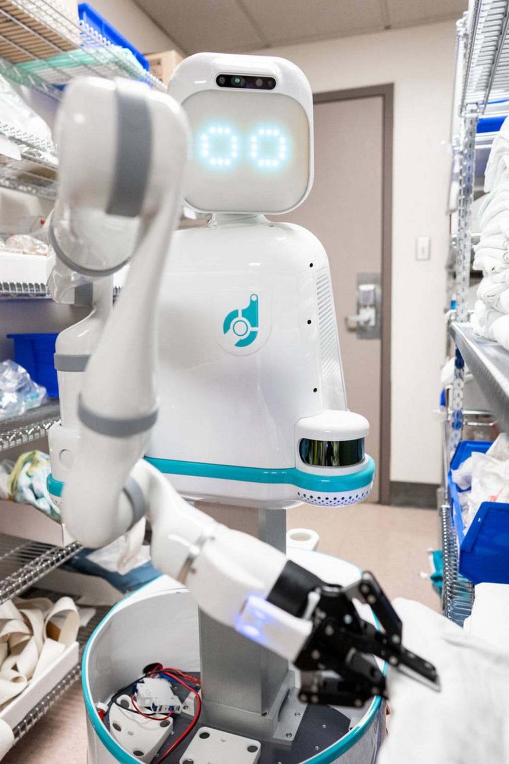 Moxi robot nurse | WordlessTech