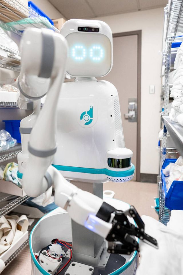 Moxi robot nurse (2)