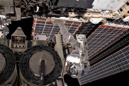 Astronaut installs Solar Array on Space Station | WordlessTech