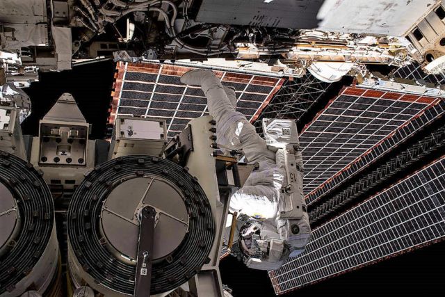 Astronaut installs Solar Array on Space Station