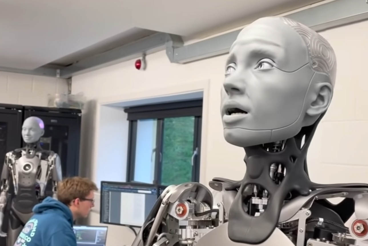 Humanoid Robot makes Human-like Facial Expressions