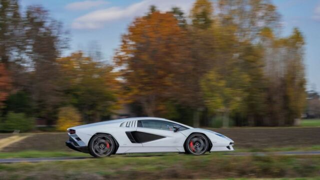 Lamborghini Countach LPI 800-4 (2)