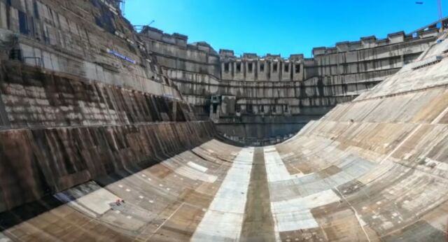China Builds World's Largest Dam (4)
