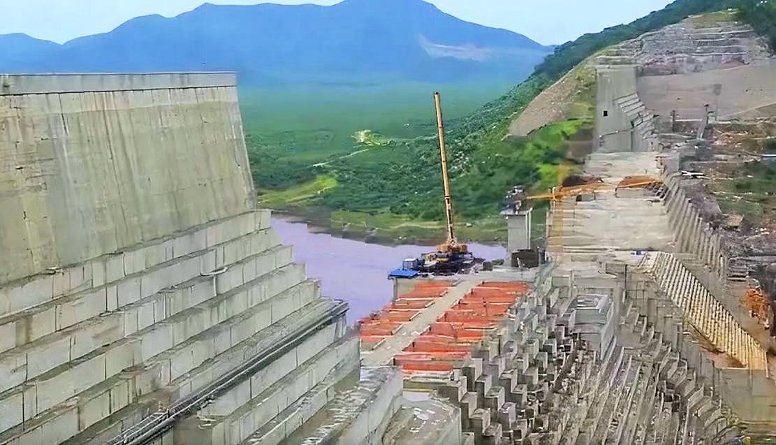 China Builds World's Largest Dam (1)