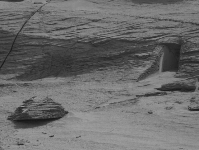 A peculiar Doorway on Mars 2