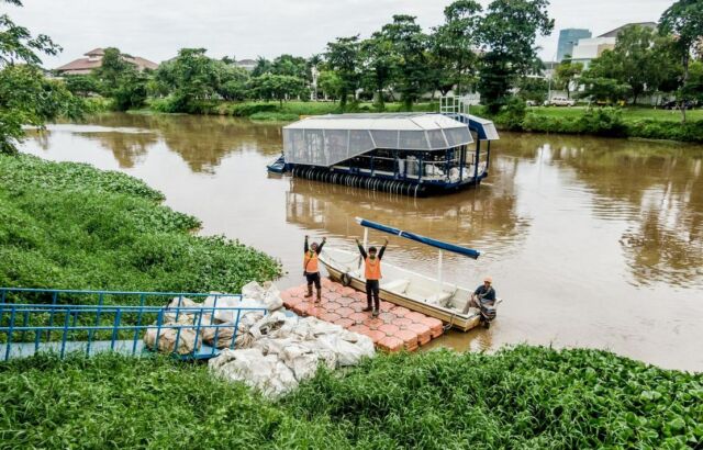 Ocean Cleanup is collecting Plastic from an Indonesian River (2)