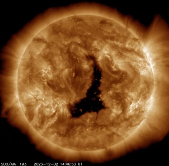 A giant Hole in The Sun bigger than 60 Earths