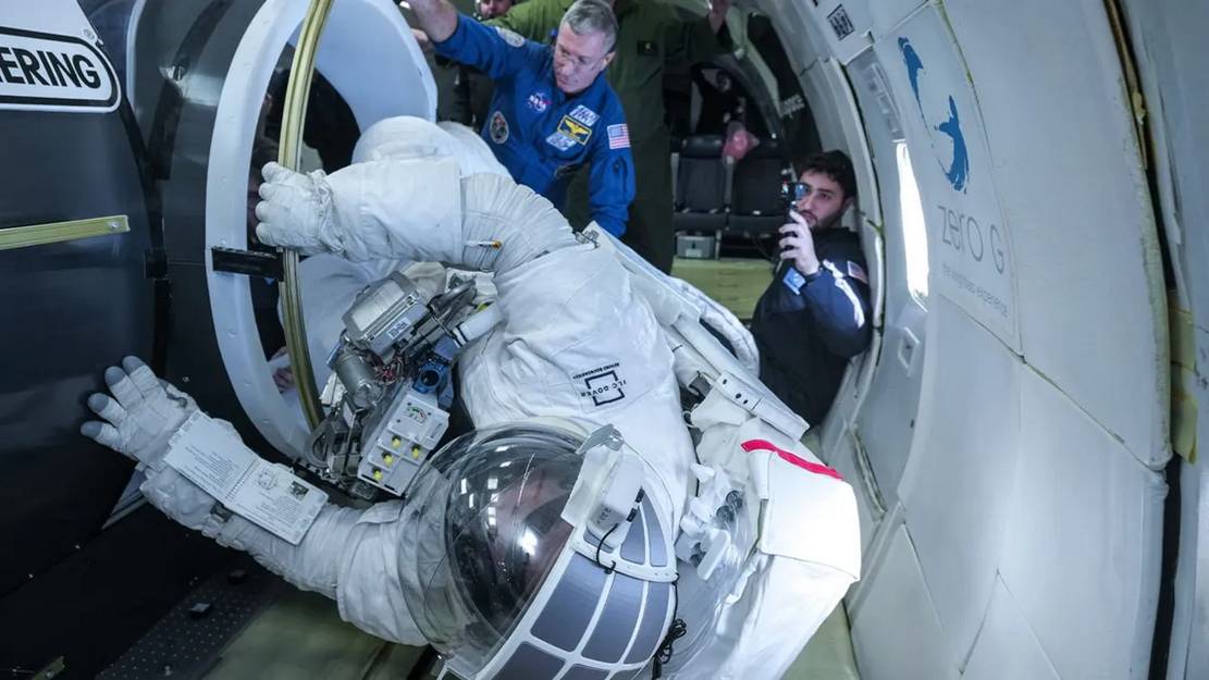 Nasas Next Generation Spacesuit Tested In Zero Gravity Wordlesstech 5237