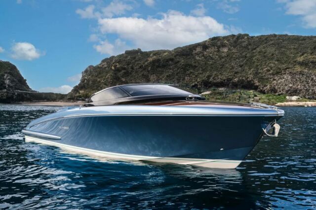 Riva El-Iseo Fully-Electric Motor Yacht (4)