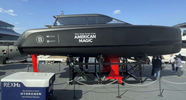 Hydrogen-Powered Hydrofoil