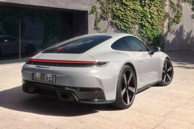 2025 Porsche 911 Carrera S (3)