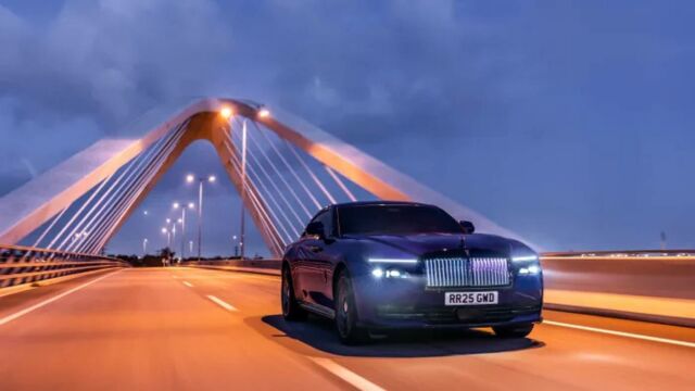 Rolls-Royce Black Badge Spectre EV 2025 (1)