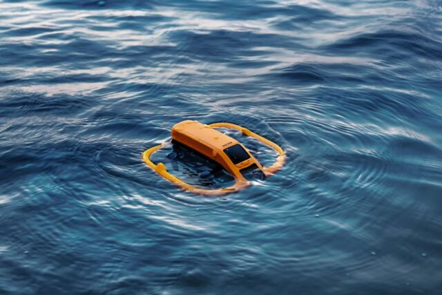 HOVERAir AQUA Self-Flying Camera (5)