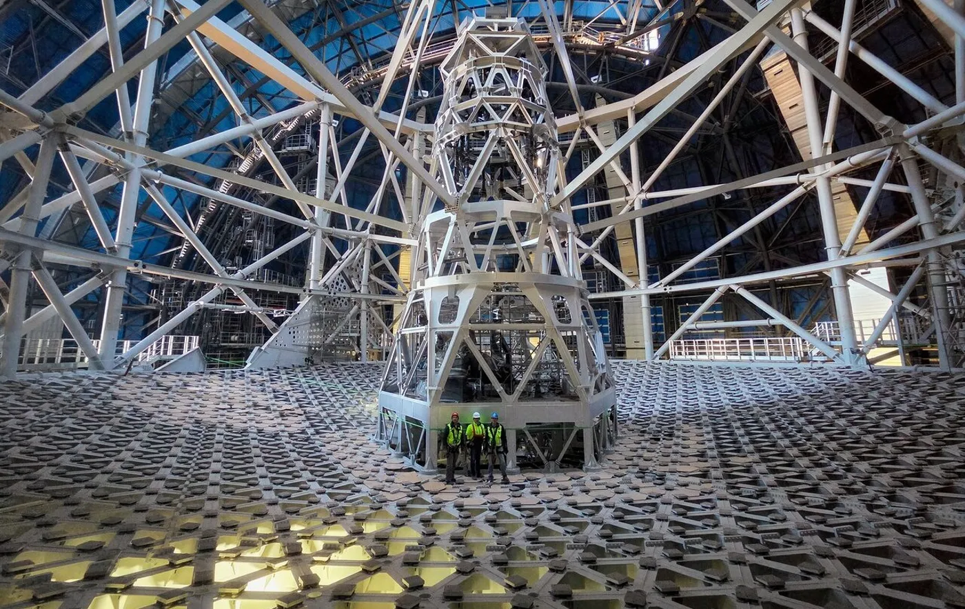 Moving the Extremely Large Telescope 1